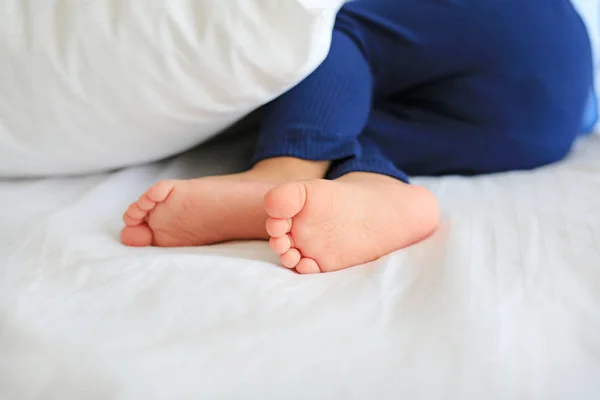 Close Baby Boy Feet Toes Sleeping Bed Selective Focus — Stock Photo, Image