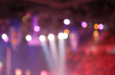Sahne ışıkları üzerinde bir konser arka plan bulanık.