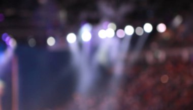 Bulanık konser renkli sahne ışıkları ve duman ile ışık.