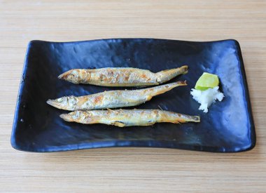 Izgara shishamo limon ve soğan, Japon yemekleri servis.