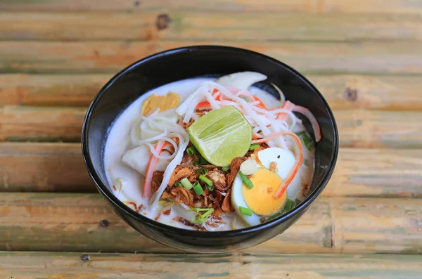 Noodle Kokosmelk Soep Kom Bamboe Houten Tafel Fusion Thais Eten — Stockfoto