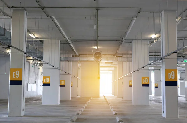 Aparcamiento Vacío Con Luz Solar Través —  Fotos de Stock