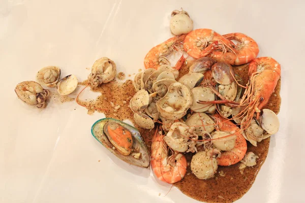 用黑胡椒炸虾 鱿鱼和贝壳 泰式海鲜 — 图库照片