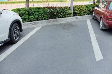 Park şeridi arabalar park yerinde arasında açık