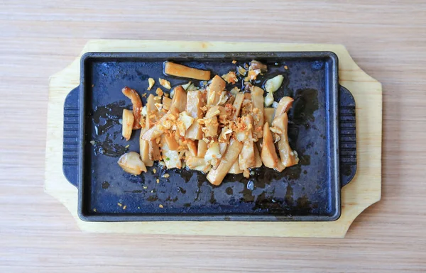 Cogumelo Orinji Frito Com Alho Servido Prato Quente Mesa Madeira — Fotografia de Stock