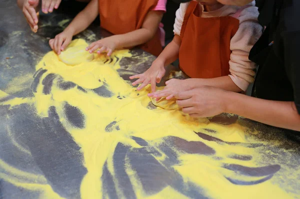 Pizza Zubereiten Teig Hand Topping Kleine Kochausbildung Zum Teigmachen Pizza — Stockfoto