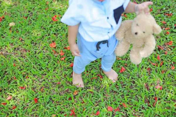 Close Menino Descalço Andando Com Segurando Ursinho Jardim Livre — Fotografia de Stock