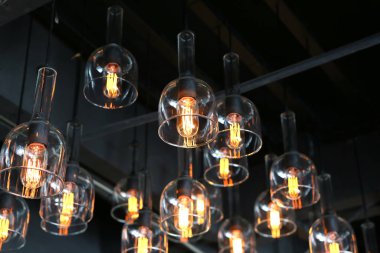 Vintage parlayan ampuller asılı. Dekoratif antika tarzı ampuller.