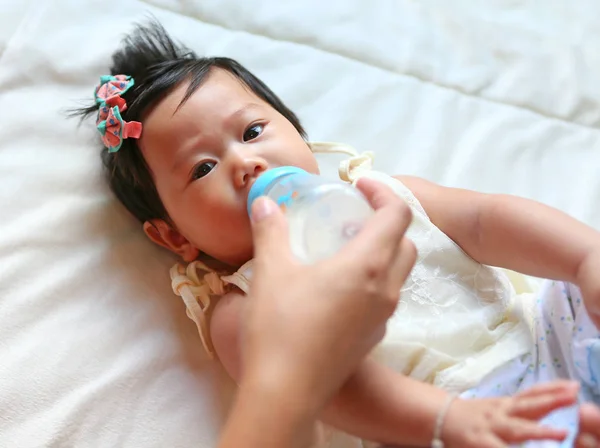 Cinco Meses Bebé Asiático Comiendo Leche Biberón —  Fotos de Stock