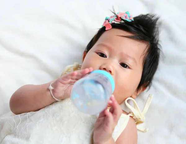 Asiática Bebé Comiendo Leche Biberón —  Fotos de Stock