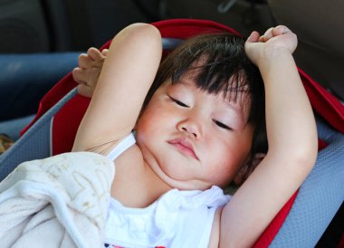 Portre bir yaşında ve altı aylık çocuk, Sevimli asya kız bebek uyku portre yüz germe