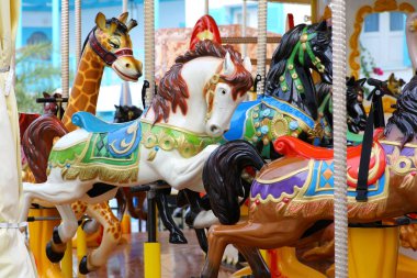 radio host met hoofd telefoonsCarousel. neşeli bir karnaval ata yuvarlak gitmek.