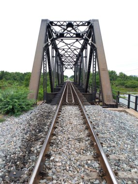 Nehrin üzerindeki demiryolu köprüsü