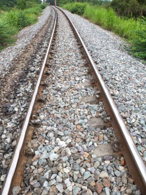 Çelik destek rayların beton uyuyanlar çakıl ile mayınları ile