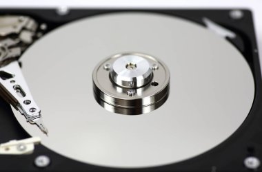 Sabit disk sürücü (Hdd) ile üst kapağı açın izole üzerinde beyaz arka plan