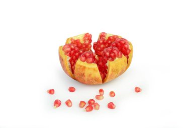 Beyaz zemin üzerinde izole olgun nar meyveleri