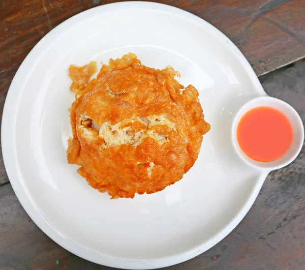 Una Tortilla Plato Hecho Huevos Batidos Rápidamente Cocidos Con Mantequilla —  Fotos de Stock