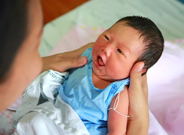 Recién Nacido Con Mano Materna Los Ojos Abiertos —  Fotos de Stock