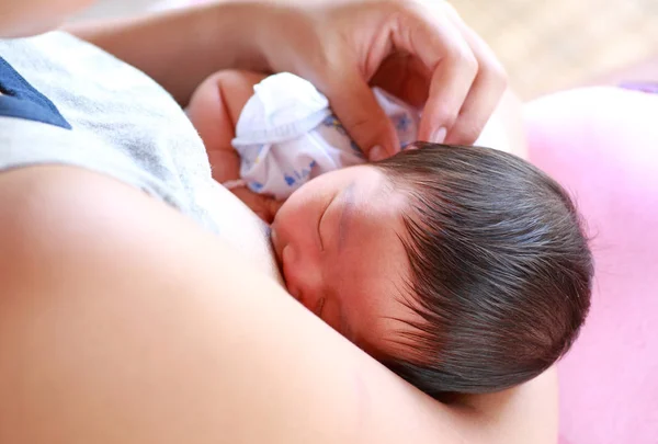 Bebé Bebé Niña Está Amamantando —  Fotos de Stock