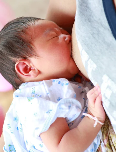 Θηλάζει Βρέφος Μωρό Κορίτσι — Φωτογραφία Αρχείου