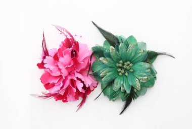 Beyaz arkaplanda yapay çiçekler izole edildi