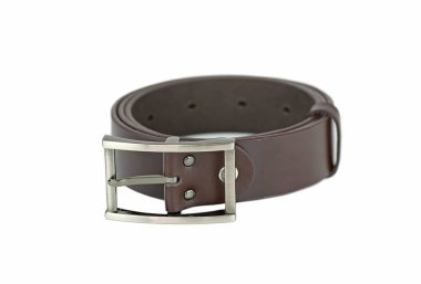 Erkekler için deri kemer beyaz arka planda izole.