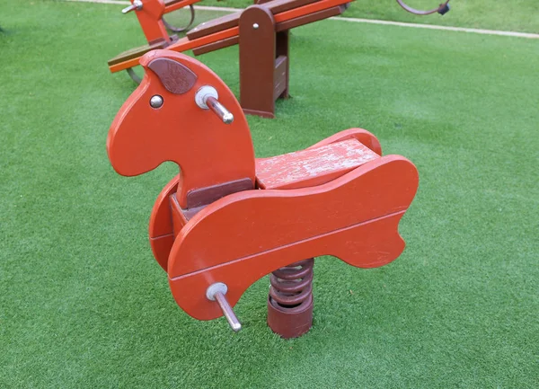 Oyun için at nalı şeklinde tahterevalli