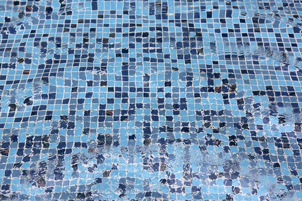青いタイル張りのプールの背景 — ストック写真