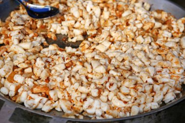 Tavada kızarmış kalamar yumurta, Tayland Sokak gıda pazarı.