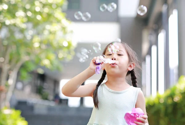 Маленькая Азиатка Надувает Мыльные Пузыри Саду Открытым Небом — стоковое фото