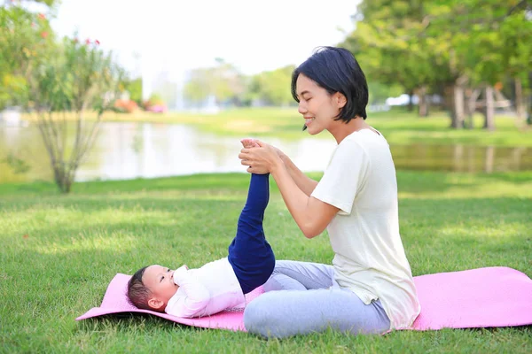 Portret Van Aziatische Moeder Doet Baby Yoga Voor Haar Zoon — Stockfoto