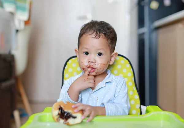 Feliz Asiático Pequeño Bebé Niño Sentado Niños Silla Interior Comer — Foto de Stock