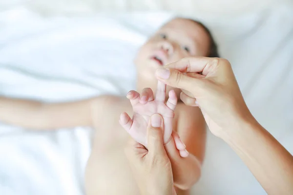 Moeder Maken Van Handen Massage Voor Haar Zuigeling Baby Het — Stockfoto
