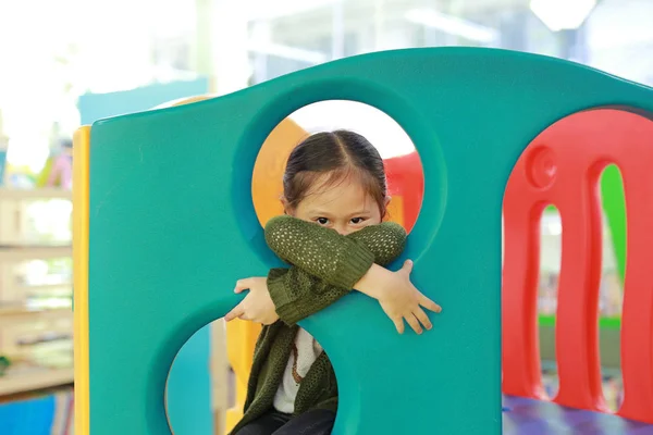 Schattige Kleine Aziatische Kind Meisje Spelen Toy Playhouse Bij Indoor — Stockfoto