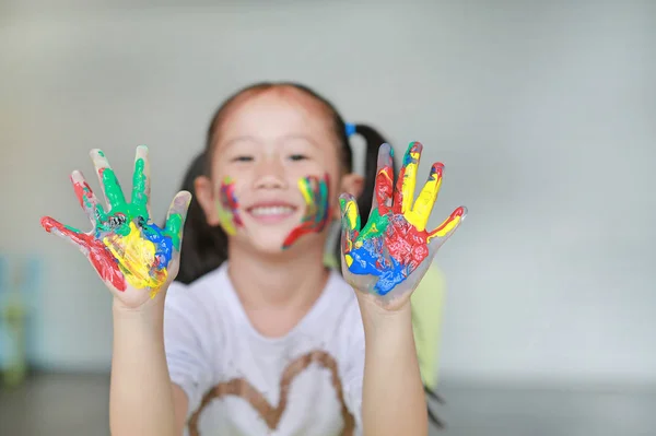Feliz Niña Asiática Con Sus Coloridas Manos Mejilla Pintadas Habitación — Foto de Stock