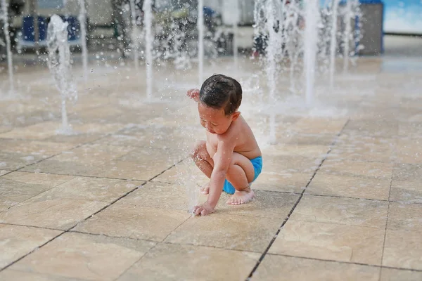 Adorabile Bambino Asiatico Che Diverte Sul Flusso Acqua Irrigatore Bambino — Foto Stock