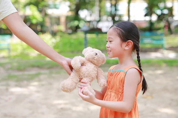 Ibu Memberikan Boneka Boneka Beruang Teddy Untuk Putrinya Taman Luar — Stok Foto