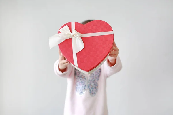 Niña Mostrando Caja Regalo Corazón Rojo Sobre Fondo Blanco Niño — Foto de Stock