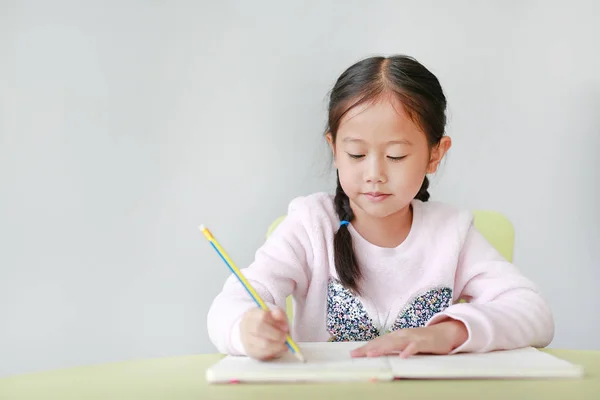 Portretten Van Kleine Aziatische Kind Meisje Schrijven Een Boek Notebook — Stockfoto