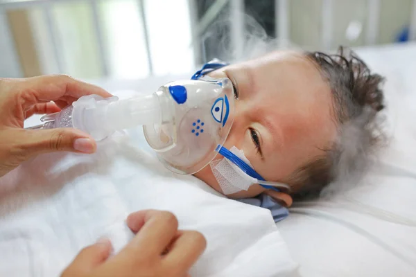 Baby Asztma Szükség Porlasztást Beteg Fiú Inhalációs Terápia Maszk Inhalálás — Stock Fotó