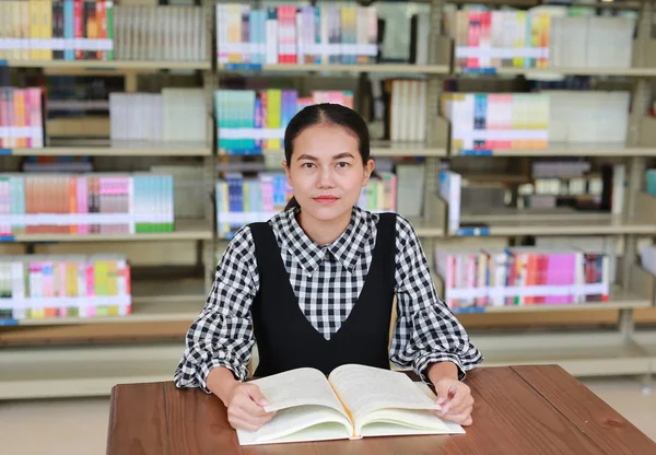 Joven Mujer Asiática Leyendo Libro Biblioteca — Foto de Stock