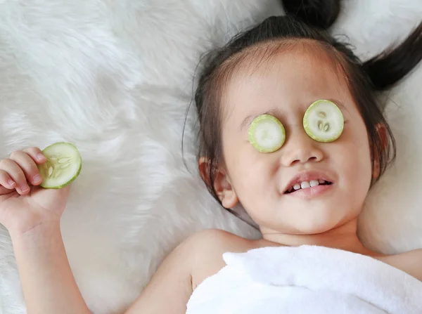 Söta Lilla Barn Flicka Med Bit Gurka Hennes Öga Koncept — Stockfoto