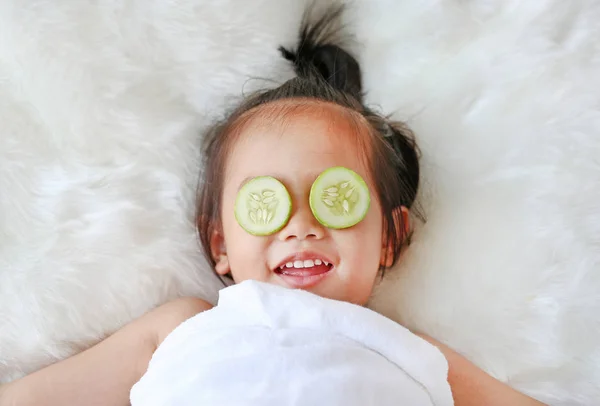 Menina Bonito Com Uma Fatia Pepino Seu Olho Conceito Para — Fotografia de Stock