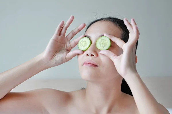 Portrait Young Beautiful Woman Holding Cucumber Slices Her Eyes — Stock Photo, Image