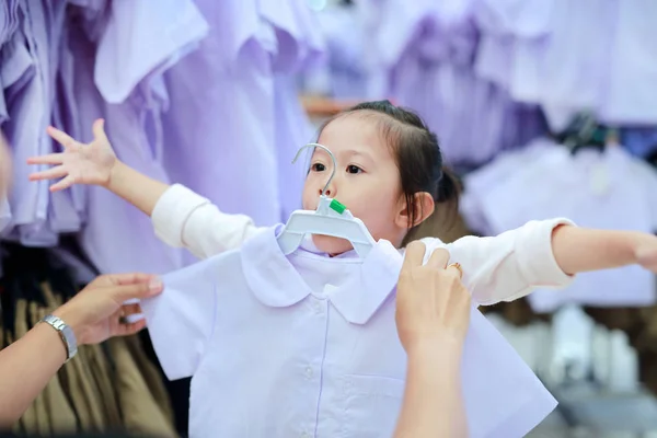 Moeder Kiezen School Uniform Voor Haar Dochter Kleuterschool Kinderen — Stockfoto