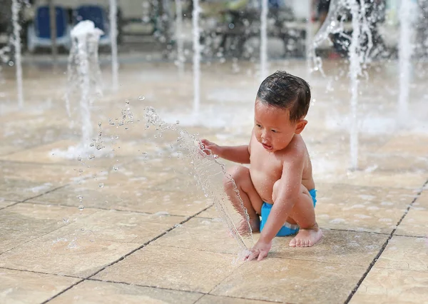 Piccolo Ragazzo Asiatico Divertente Che Diverte Sul Flusso Acqua Irrigatore — Foto Stock