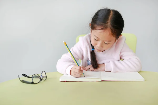 Ritratti Bambina Asiatica Scrivere Libro Taccuino Con Matita Seduta Sedia — Foto Stock