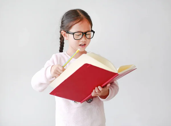 Happy Little Asian Girl Dziecko Nosi Okulary Trzymać Książkę Pisać — Zdjęcie stockowe