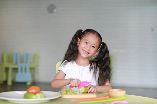 Portrék Boldog Ázsiai Gyerek Lány Szeletelő Uborka Zöldség Aprító Fórumon — Stock Fotó