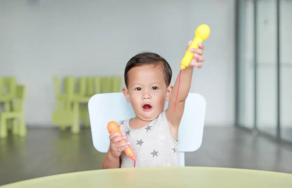 Adorable Petit Garçon Asiatique Chanter Une Chanson Par Microphone Plastique — Photo